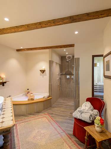 Hauptbadezimmer mit großer Dusche, Whirlpool, Sauna und WC