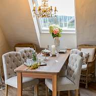 großer Tisch zum Essen oder für Home Office