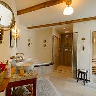 großes Badezimmer mit Whirlpool, Sauna, großer Dusche &amp; WC