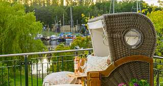 privater Strandkorb auf Ihrem großen Balkon in der Ferienwohnung VIELSEEN 