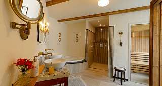 großes Badezimmer mit Whirlpool, Sauna, großer Dusche &amp; WC
