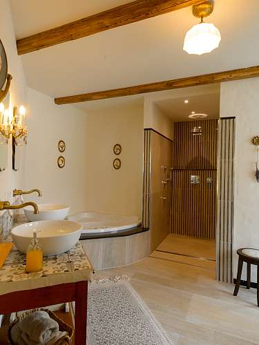 Badezimmer mit Whirlpool, Sauna, großer Dusche &amp; WC