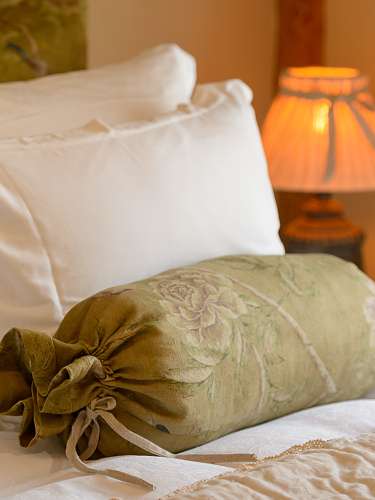 2 Schlafzimmer mit großen Doppelbetten