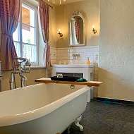 freistehende Badewanne und große Dusche