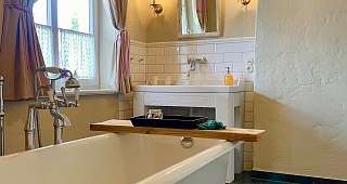 Badewanne und große Dusche freistehende Badewanne und große Dusche