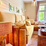 grosses Sofa im Kaminbreich