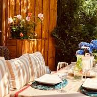 sonnige Südterrasse mit Esstisch und Liegen