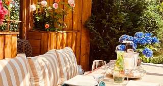 große sonnige Südterrasse mit Esstisch und Liegen sonnige Südterrasse mit Esstisch und Liegen