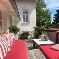 Balkon gross mit Esstisch und Liegebereich