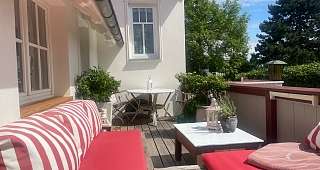 Balkon gross mit Esstisch und Liegebereich Balkon gross mit Esstisch und Liegebereich