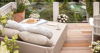 Balkon mit Sonnenbett und Blick auf den Pool Balkon mit Sonnenbett und Blick auf den Pool