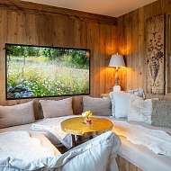 Wohnbereich mit grossem Sofa Turmsuite