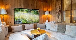 Wohnbereich mit grossem Sofa Turmsuite Wohnbereich mit grossem Sofa Turmsuite